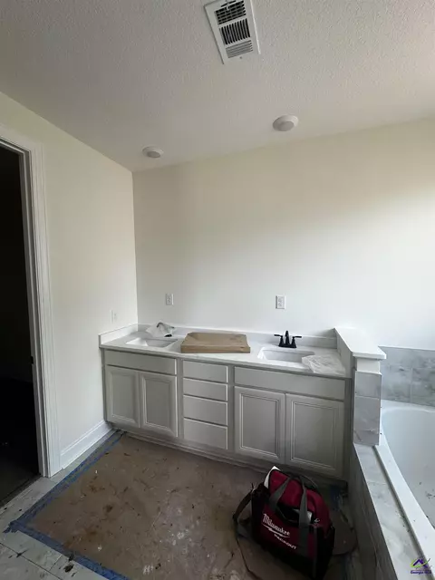 Bath - 4 Pleasant Oak Dr, Perry, GA 31069 photo 1 of 2