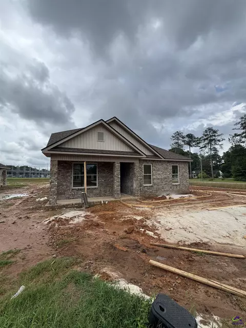 2 Pleasant Oaks Dr, Perry, GA 31069