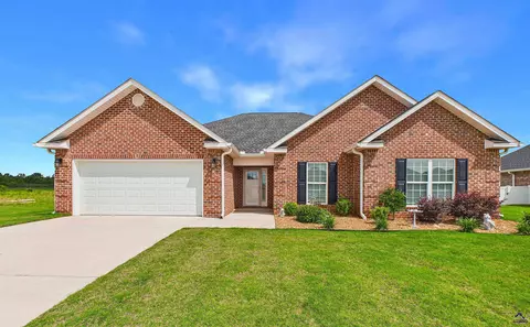 423 Lamplight Dr, Byron, GA 31008