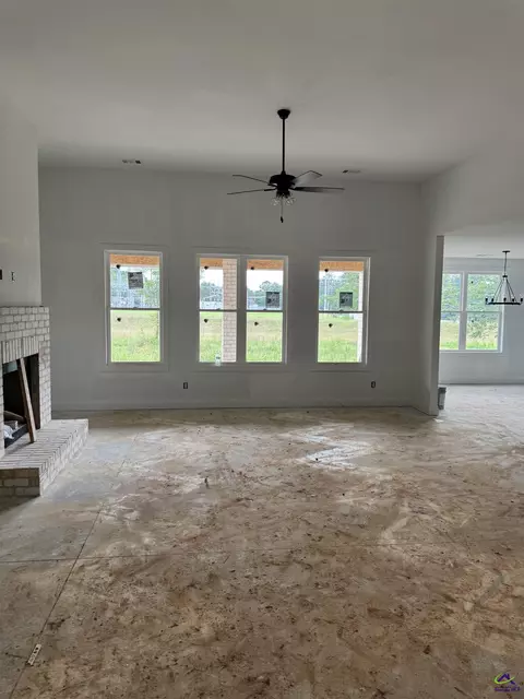 Living - 6 Pleasant Oaks Dr, Perry, GA 31069 photo 1 of 1
