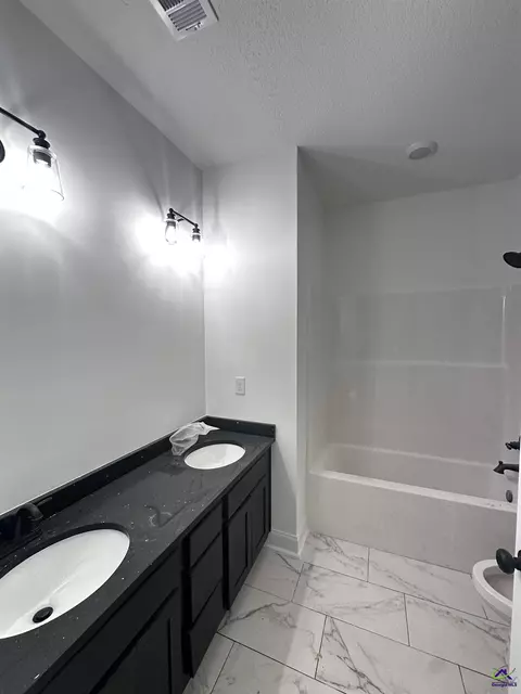 Bath - 6 Pleasant Oaks Dr, Perry, GA 31069 photo 3 of 3