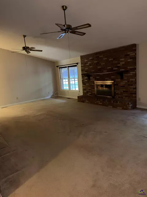 Living - 249 Hatcher Rd, Warner Robins, GA 31088 photo 2 of 3