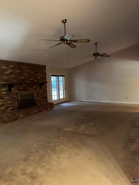 Living - 249 Hatcher Rd, Warner Robins, GA 31088 photo 3 of 3