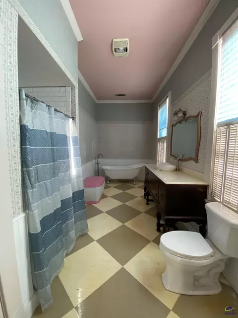 Bath - 620 Barlow St, Americus, GA 31709 photo 3 of 7
