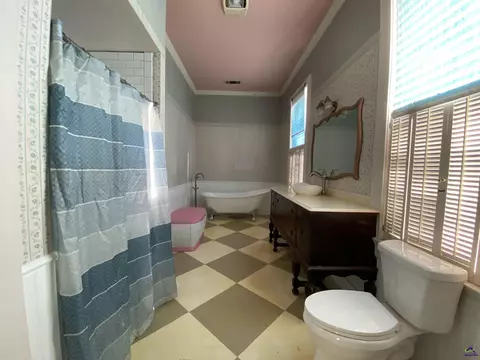 Bath - 620 Barlow St, Americus, GA 31709 photo 2 of 7