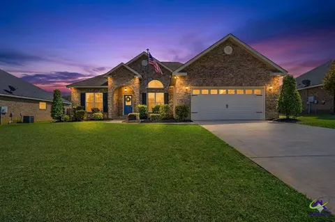 208 Hunts Landing Dr, Kathleen, GA 31047