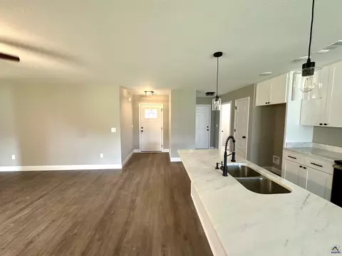 207 Sutton Dr, Perry, GA 31069 photo 3