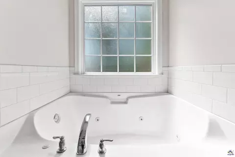 Bath - 208 Mahan Dr, Perry, GA 31069 photo 5 of 7
