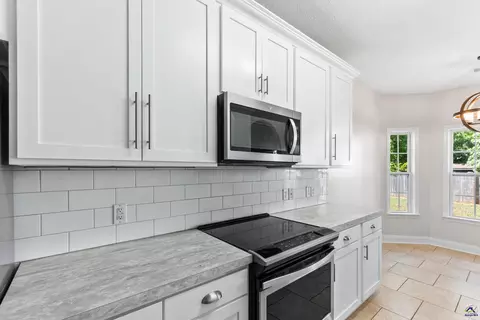 Kitchen - 208 Mahan Dr, Perry, GA 31069 photo 4 of 5
