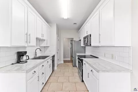 Kitchen - 208 Mahan Dr, Perry, GA 31069 photo 2 of 5