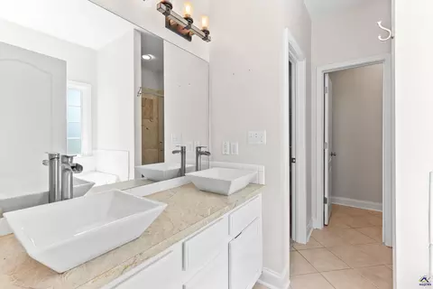 Bath - 208 Mahan Dr, Perry, GA 31069 photo 1 of 7