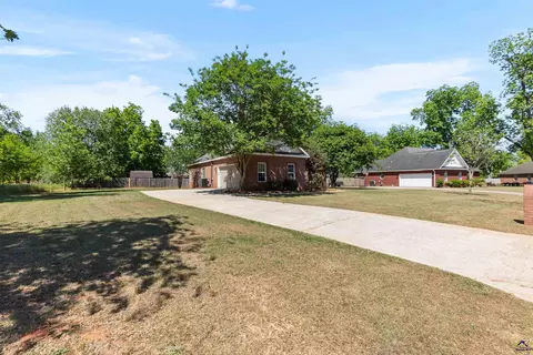 Exterior - 208 Mahan Dr, Perry, GA 31069 photo 5 of 12