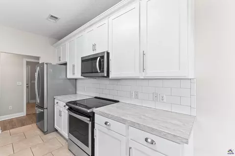 Kitchen - 208 Mahan Dr, Perry, GA 31069 photo 5 of 5