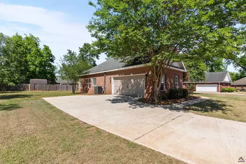 Exterior - 208 Mahan Dr, Perry, GA 31069 photo 6 of 12
