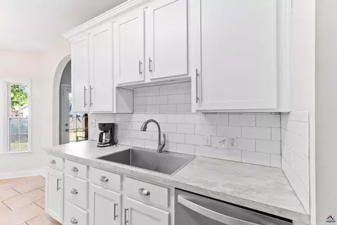 Kitchen - 208 Mahan Dr, Perry, GA 31069 photo 3 of 5