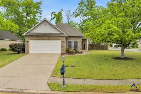 200 Greythorne Dr, Kathleen, GA 31047
