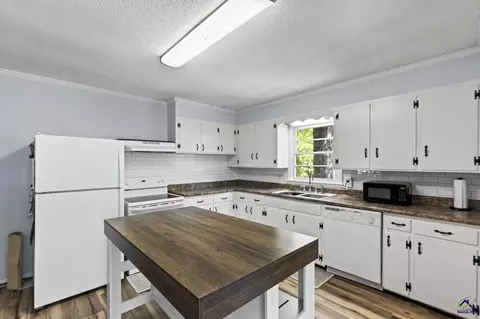Kitchen - 826 Oak Ridge Dr, Perry, GA 31069 photo 3 of 4
