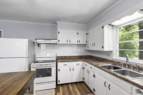 Kitchen - 826 Oak Ridge Dr, Perry, GA 31069 photo 2 of 4