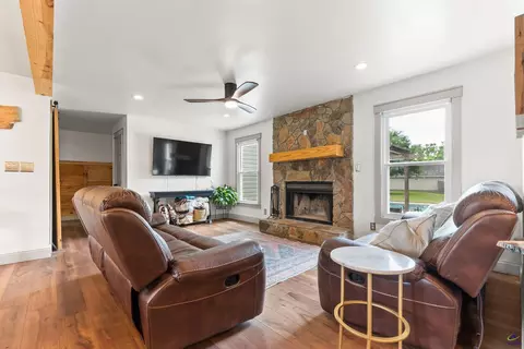 Living - 104 Buckingham Pl, Perry, GA 31069 photo 2 of 3