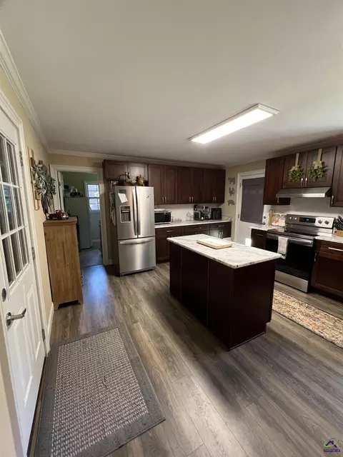Kitchen - 310 Forest Hl, Warner Robins, GA 31088 photo 2 of 3