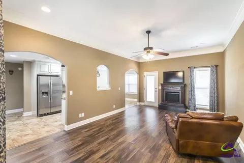 Living - 320 Haven Way, Perry, GA 31069 photo 1 of 3