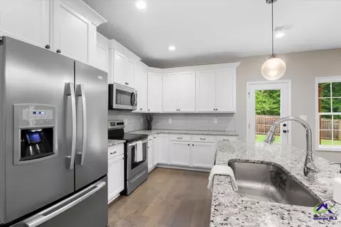 Kitchen - 133 W River Cane Run, Perry, GA 31069 photo 5 of 6