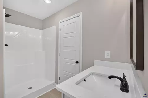 Bath - 1207 Morningside Dr, Perry, GA 31069 photo 4 of 7