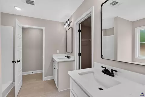 Bath - 1207 Morningside Dr, Perry, GA 31069 photo 1 of 7