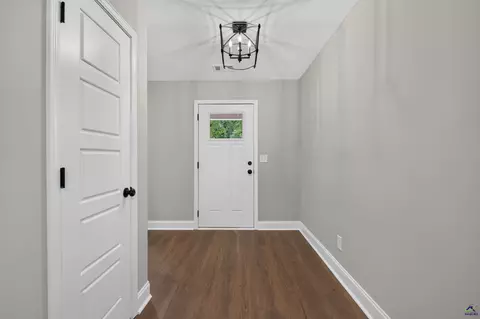 Entry Way - 1207 Morningside Dr, Perry, GA 31069 photo 4 of 5