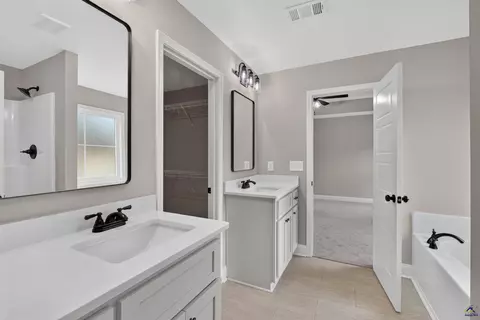 Bath - 1207 Morningside Dr, Perry, GA 31069 photo 6 of 7