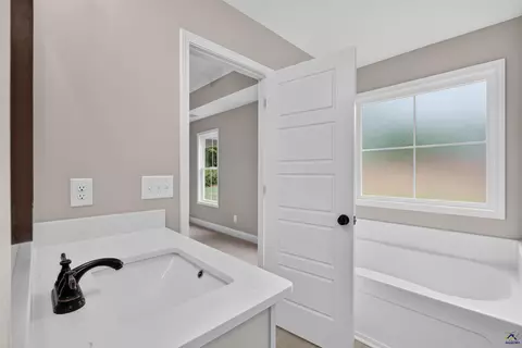 Bath - 1207 Morningside Dr, Perry, GA 31069 photo 5 of 7