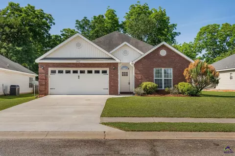 202 Sunnymeade Dr, Warner Robins, GA 31093