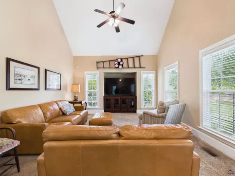 Living - 4041 Roundtop Cir, Perry, GA 31069 photo 6 of 7