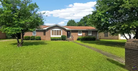 709 Meadowridge Dr, Warner Robins, GA 31093