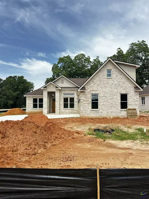 1 Pleasant Oaks Dr, Perry, GA 31069