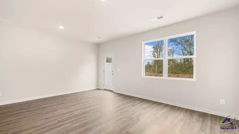 Living - 212 Kenmore Cir, Perry, GA 31069 photo 2 of 4