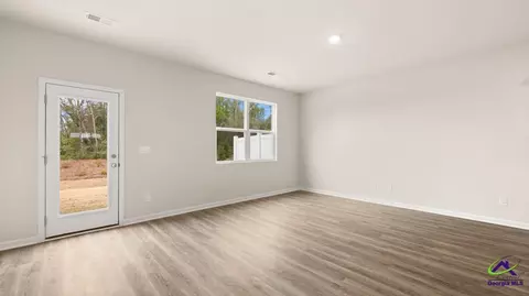 Living - 212 Kenmore Cir, Perry, GA 31069 photo 3 of 4