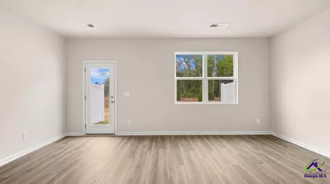 Living - 212 Kenmore Cir, Perry, GA 31069 photo 4 of 4