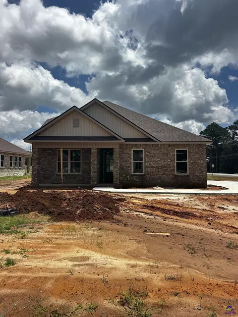 2 Pleasant Oaks Dr, Perry, GA 31069