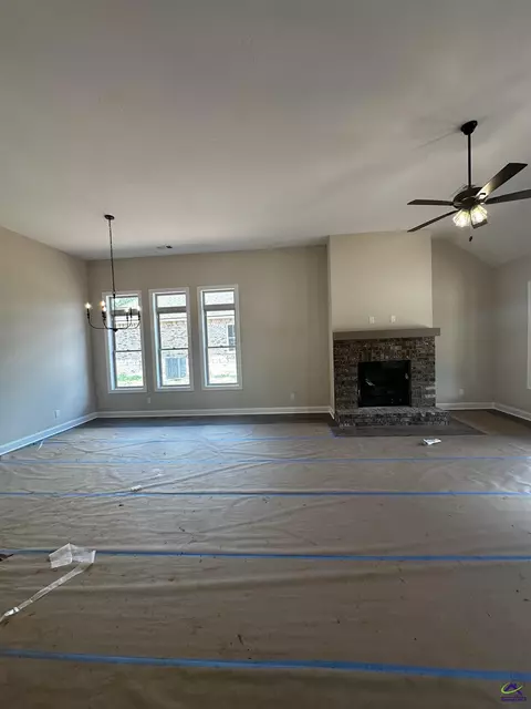 Living - 2 Pleasant Oaks Dr, Perry, GA 31069 photo 3 of 4