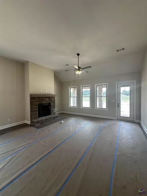 Living - 2 Pleasant Oaks Dr, Perry, GA 31069 photo 2 of 4