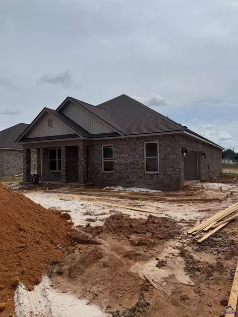2 Pleasant Oaks Dr, Perry, GA 31069
