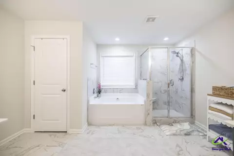 Bath - 4580 Capulet Ct, Forsyth, GA 31029 photo 3 of 4