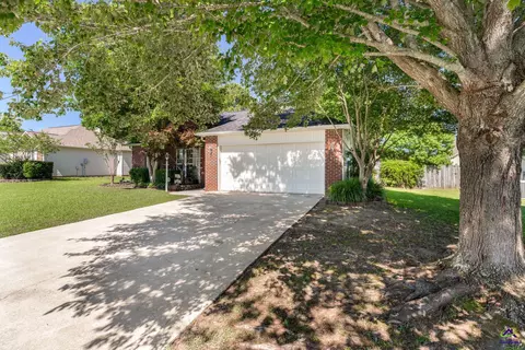 207 Castle Pines Dr, Bonaire, GA 31005