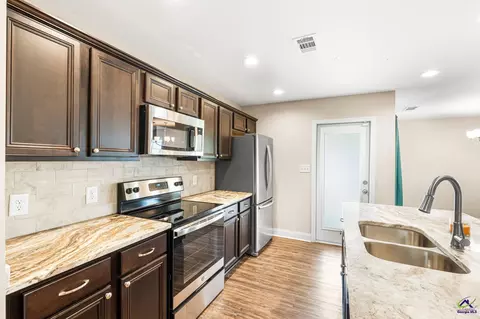 Kitchen - 107 Red Tail Cir, Byron, GA 31008 photo 4 of 4
