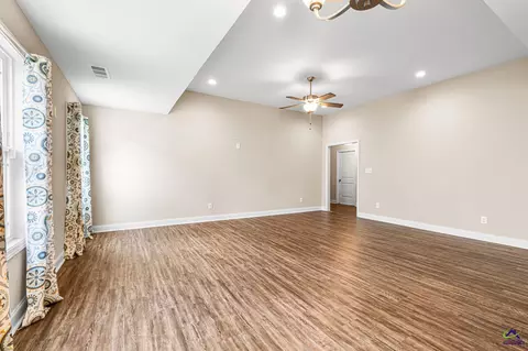 Living - 107 Red Tail Cir, Byron, GA 31008 photo 6 of 6