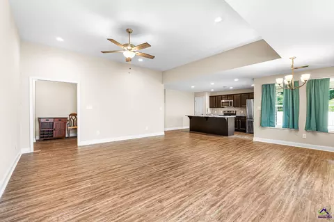 Living - 107 Red Tail Cir, Byron, GA 31008 photo 4 of 6