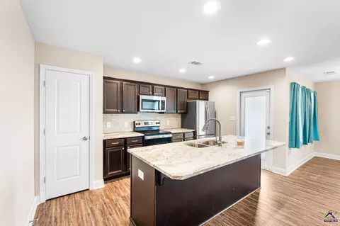 Kitchen - 107 Red Tail Cir, Byron, GA 31008 photo 2 of 4