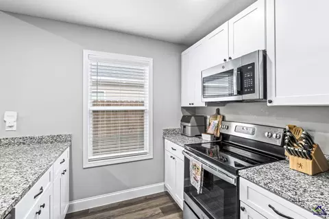 Kitchen - 124 N Sky Dr, Warner Robins, GA 31093 photo 4 of 4