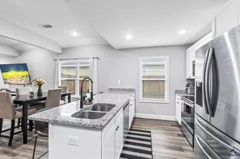 Kitchen - 124 N Sky Dr, Warner Robins, GA 31093 photo 3 of 4